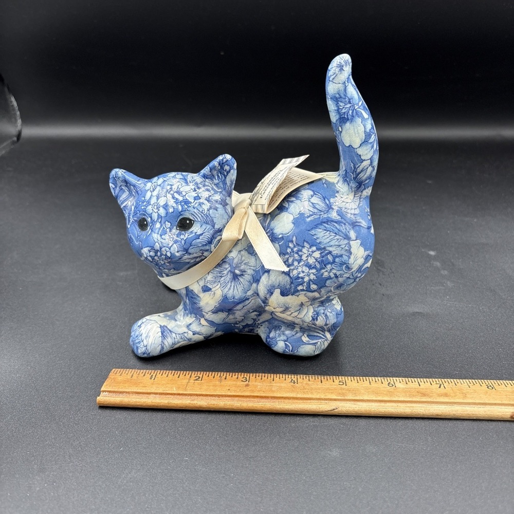 Porcelain Patchworks Crouching Kitty Cat Blue White  Vintage Cottage Core - Picture 7 of 8